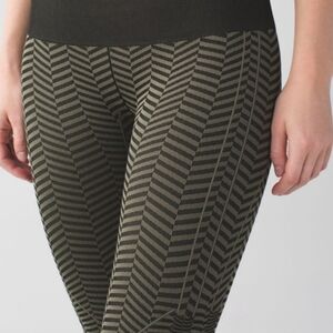 Lululemon in the flow crop leggings chevron pattern heathered fatigue green sz 6